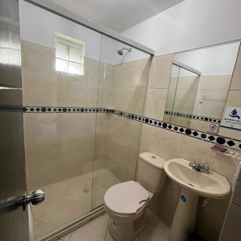 Hotel Laureles Home - Quadruple Room with Private Bathroom - 18