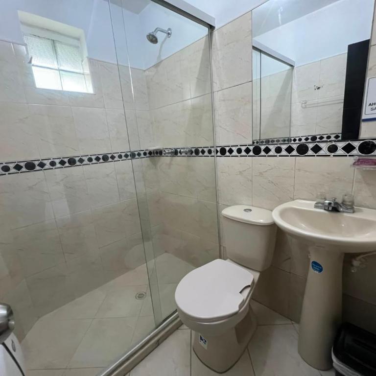 Hotel Laureles Home - Quadruple Room with Private Bathroom - 19