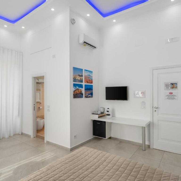 HG white - Camera King con Balcone - 16