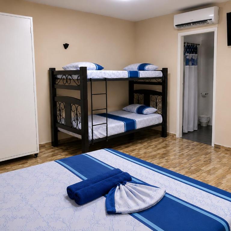 Hostal Avanza - Family Room - 3