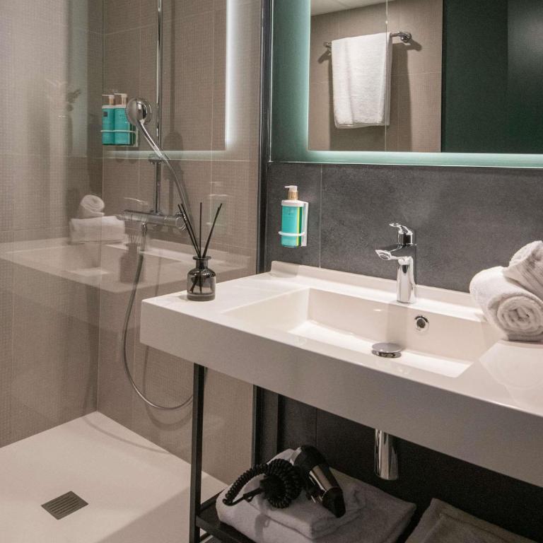 Novotel Nice Aéroport Cap 3000 - Superior room with 1 Queensize bed and 1 single sofa bed - Garden View - 2