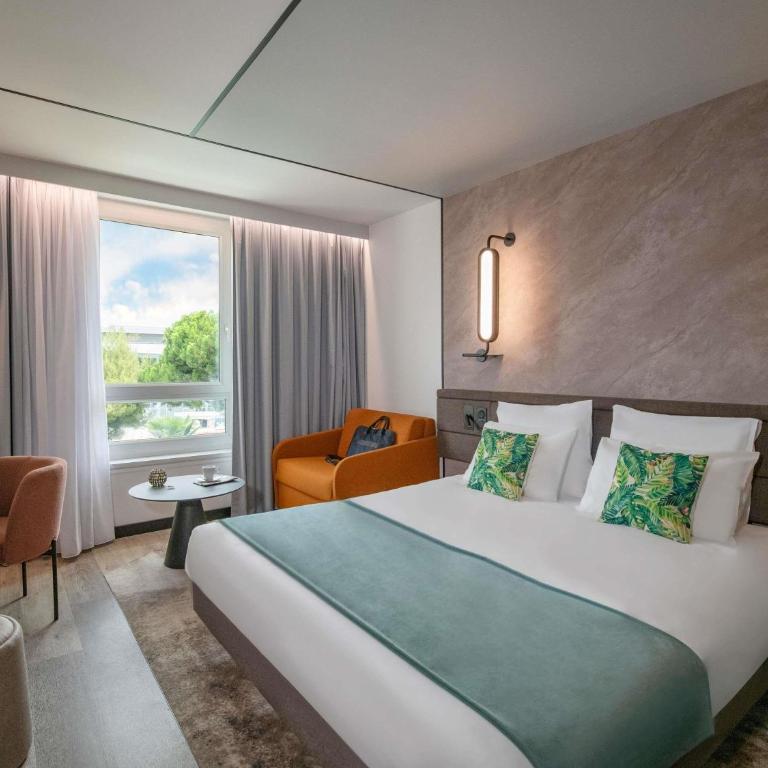 Novotel Nice Aéroport Cap 3000 - Executive Room with 1 Kingsize bed and 1 single sofa bed - Garden Side - 2
