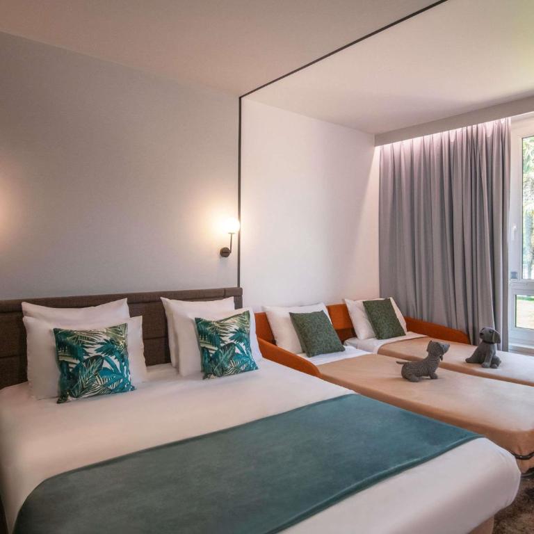 Novotel Nice Aéroport Cap 3000 - Superior room with 1 Queensize bed and 1 twin sofa bed - 4