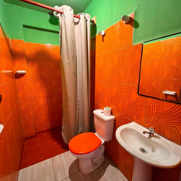 Hostal Sol y Lago - Bungalow Familiar con baño privado y vistas al lago - 5
