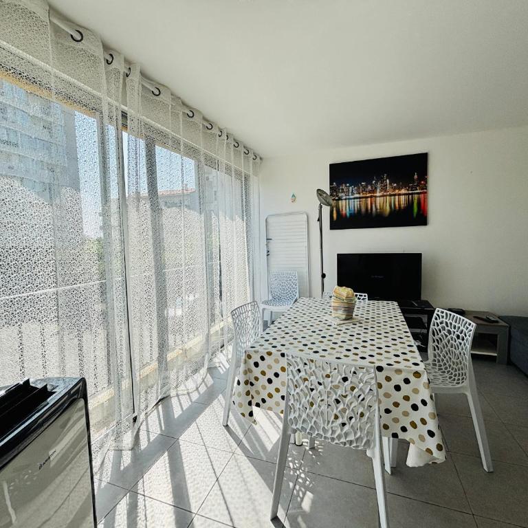 Saint-Cyprien : T3 moderne proche plage avec parking privé - FR-1-309-549 - Appartement - 11
