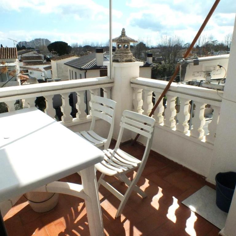 Apartamento en Empuriabrava para 4/6 personas, a 800m de la playa, con terraza y aire acondicionado - ES-204-4 - Apartment - 1