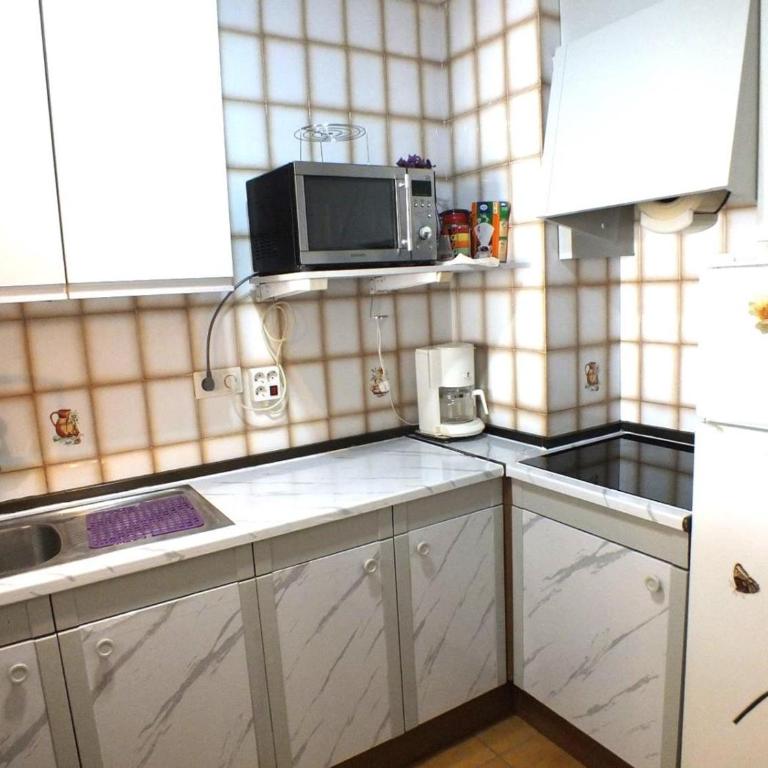 Apartamento en Empuriabrava para 4/6 personas, a 800m de la playa, con terraza y aire acondicionado - ES-204-4 - Apartment - 6
