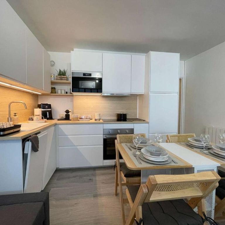 Studio rénové en centre-ville, clim à 100m de la plage - FR-1-308-216 - Studio - 4