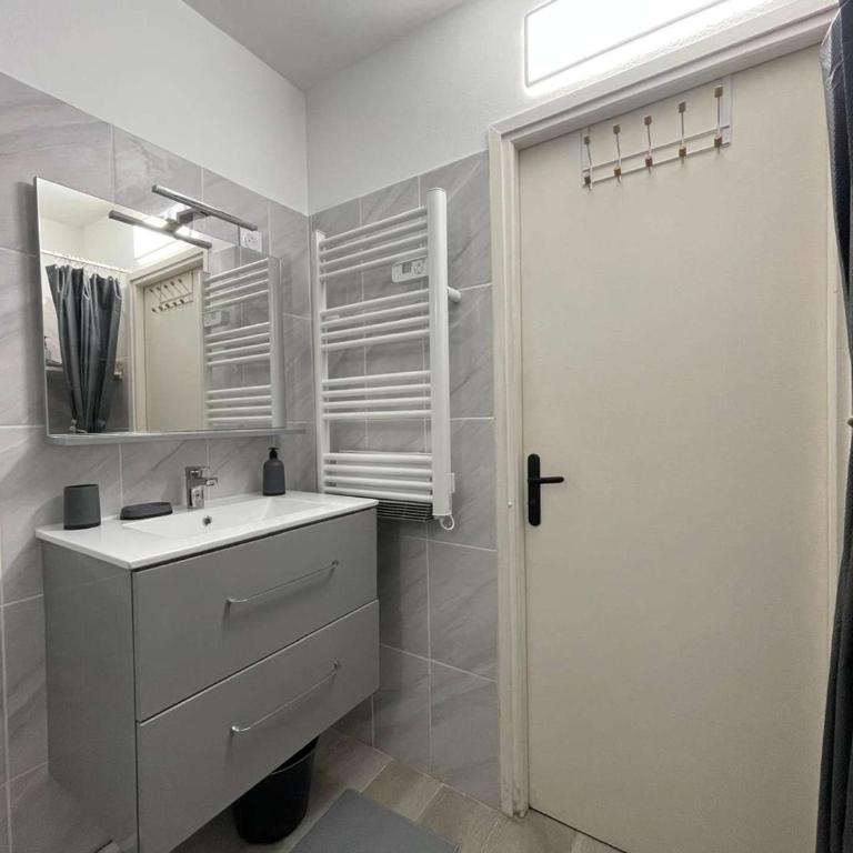 Studio rénové en centre-ville, clim à 100m de la plage - FR-1-308-216 - Studio - 11