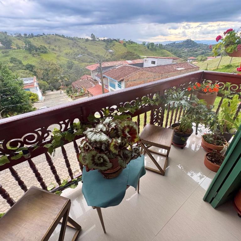 Blomst Casa Hostal - Four-Bedroom Apartment with Balcony - 6