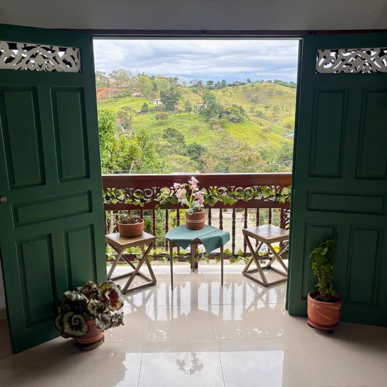 Blomst Casa Hostal - Four-Bedroom Apartment with Balcony - 3