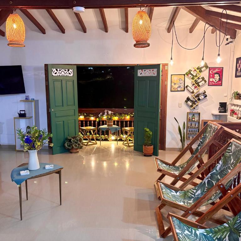 Blomst Casa Hostal - Four-Bedroom Apartment with Balcony - 11