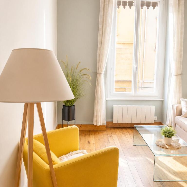 Le Jayet-face EM LYON - One-Bedroom Apartment - 1