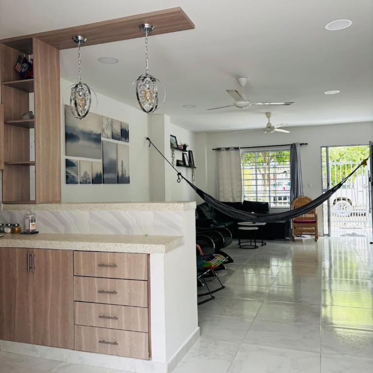 Comfortable spacious House near Av Primera and downtown - Casa de 3 dormitorios - 1