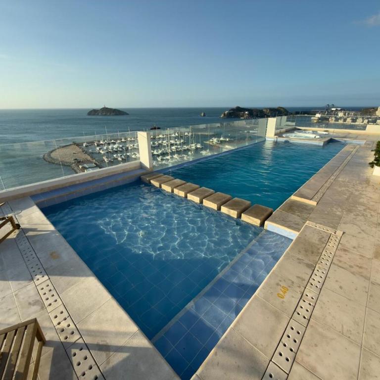 Luxury Oceanfront Suite Infinity Pool View - Three-Bedroom Apartment - 8