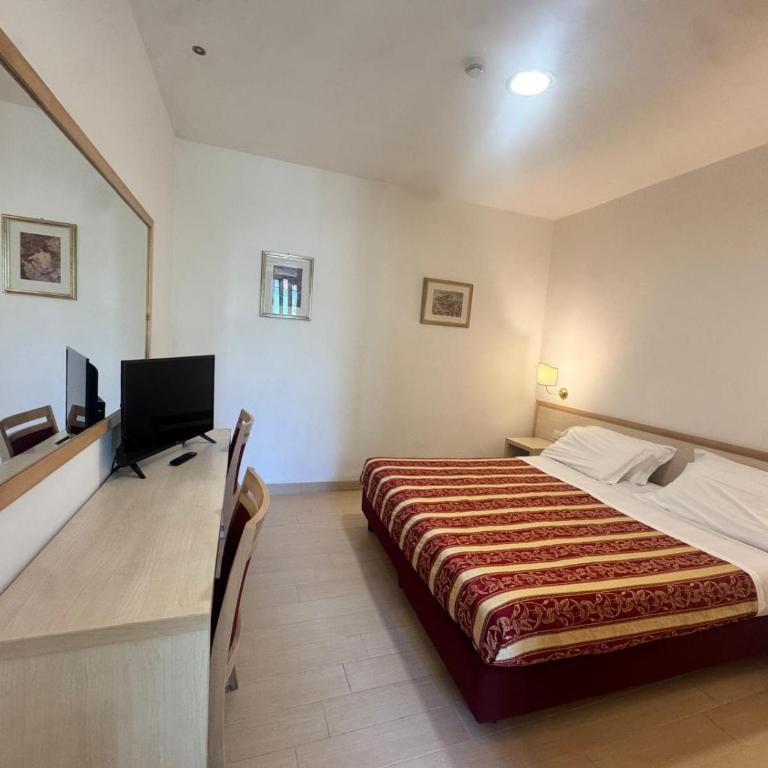 Hotel Bristol - Camera Tripla Economy - 2