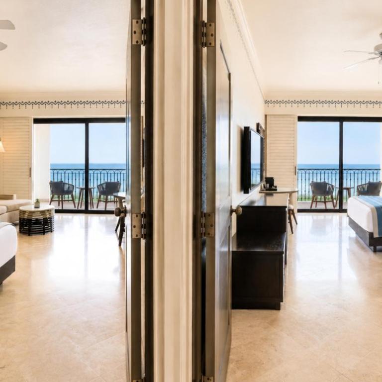 Hilton Los Cabos - Altamar Family Room with One King Bed, Two Queen Beds and Ocean View - 7