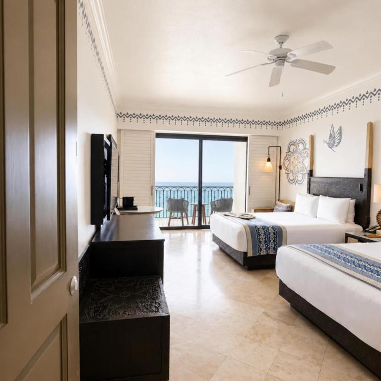 Hilton Los Cabos - Altamar Family Room with One King Bed, Two Queen Beds and Ocean View - 10