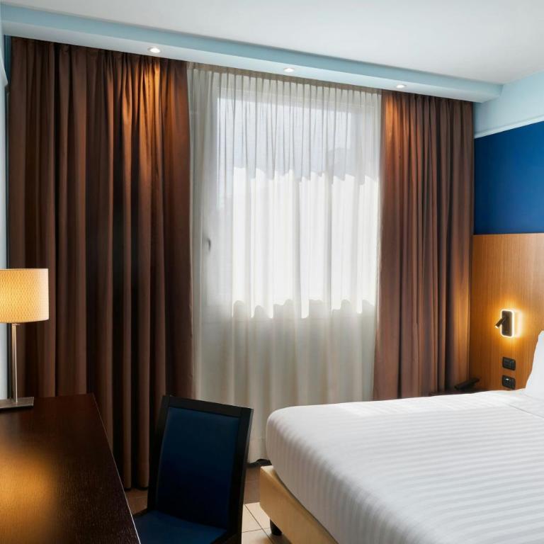 Four Points Flex by Sheraton Bologna Airport - Camera Queen Standard con Vista Città - 1