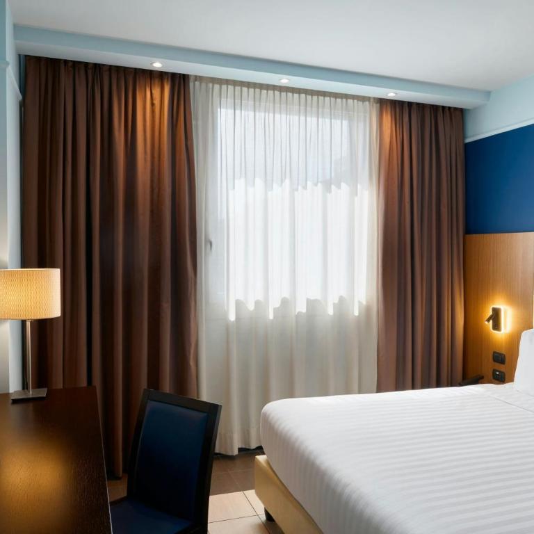 Four Points Flex by Sheraton Bologna Airport - Camera Queen Superior con Vista Città - Piano Alto - 1