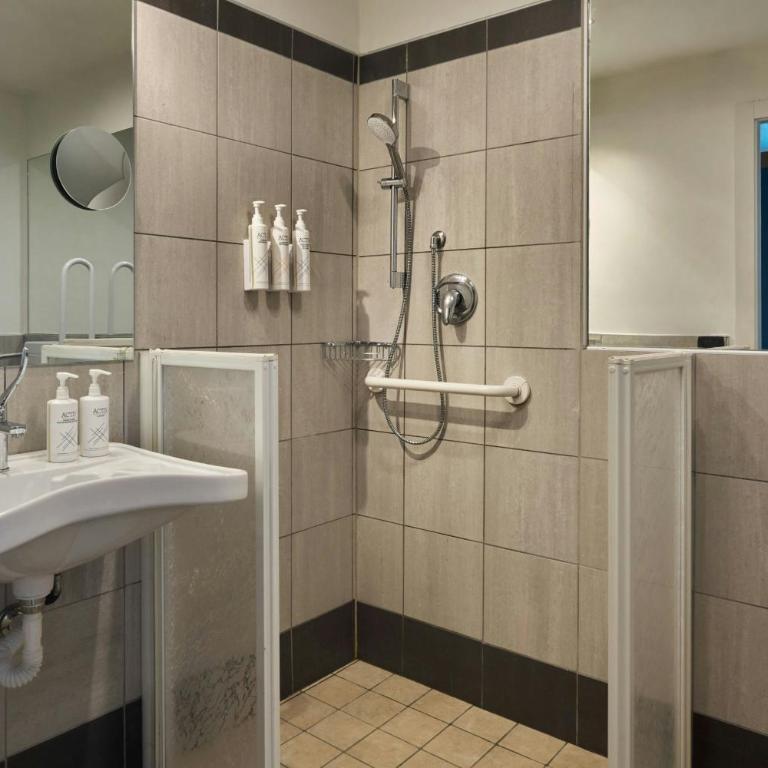 Four Points Flex by Sheraton Bologna Airport - Camera Queen Standard con Vista Città - 9