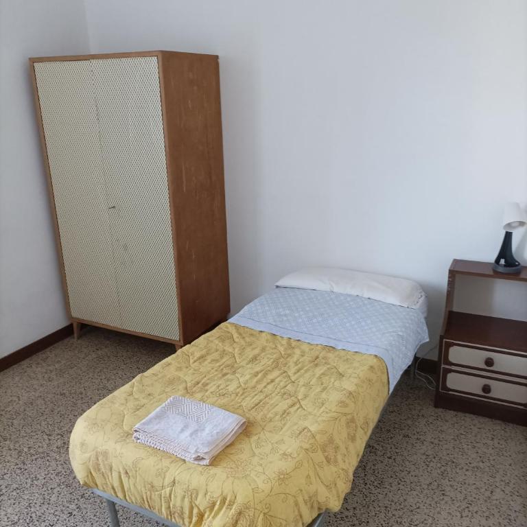Stanza privata in appartamento Treviso vicino stazione e centro storico - comfort base, essenziale, semplice - no hotel - Twin Room with Shared Bathroom - 1