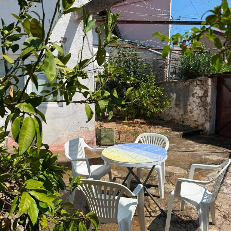 Bajatova Heritage House with Private Courtyard - Vila sa 1 Spavaćom Sobom - 32