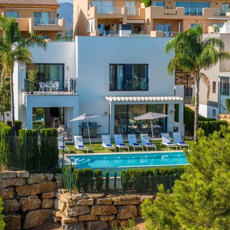 Golf-Front Villa Private Pool Sleeps 8 - Apartment - 6