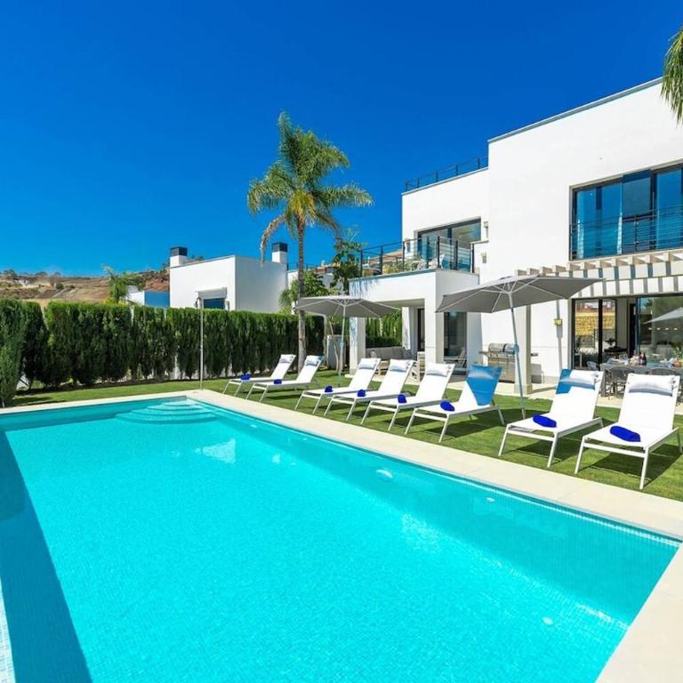 Golf-Front Villa Private Pool Sleeps 8 - Apartment - 30