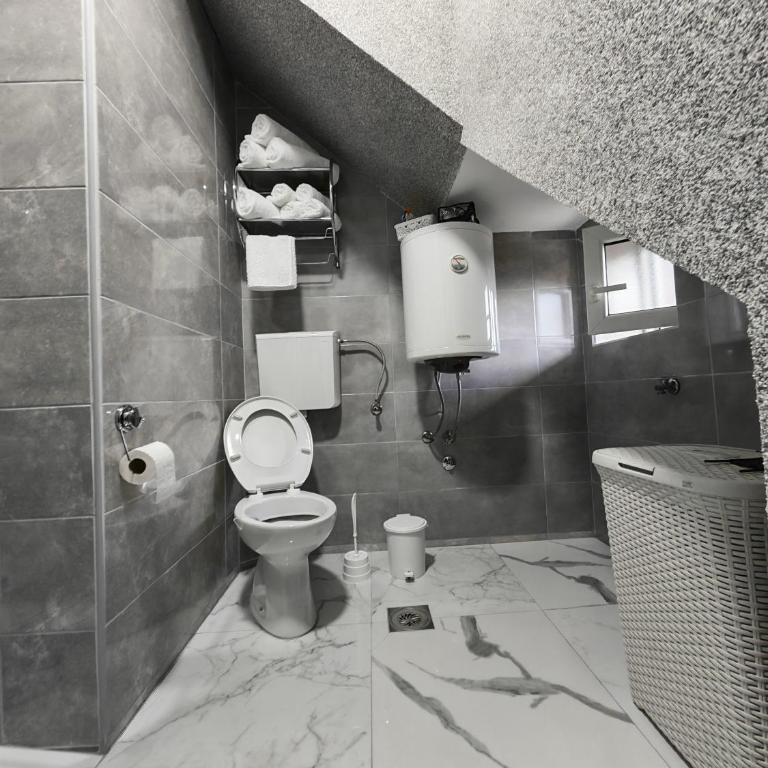 Apartman Ploče - Apartman sa 2 Spavaće Sobe i Balkonom - 10