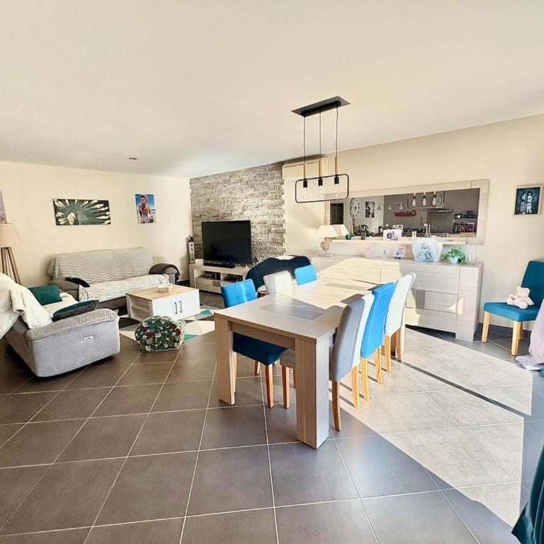 Maison avec piscine à proximité de la cité - Villa - 1