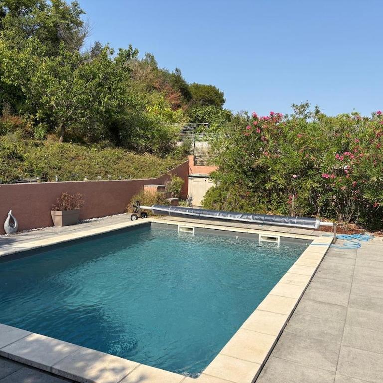 Maison avec piscine à proximité de la cité - Villa - 3