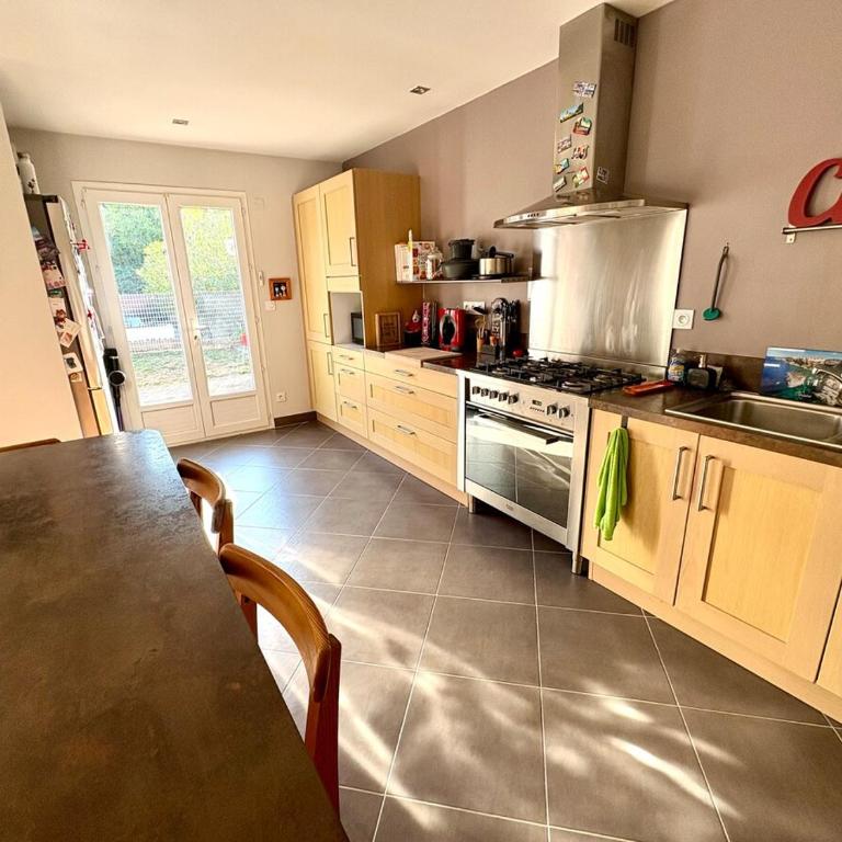 Maison avec piscine à proximité de la cité - Villa - 5