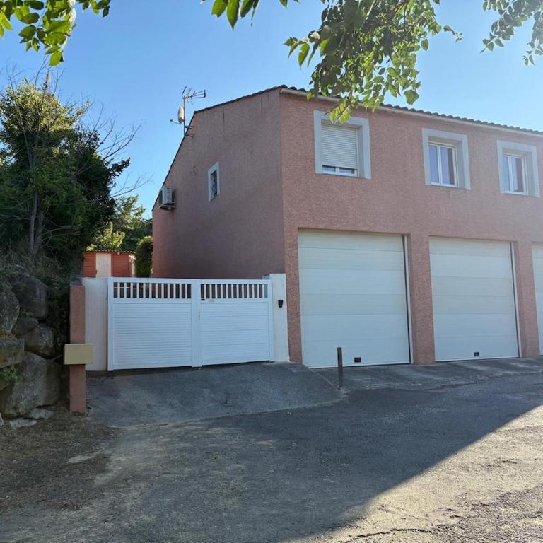 Maison avec piscine à proximité de la cité - Villa - 7