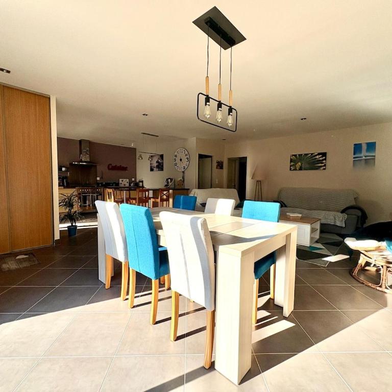 Maison avec piscine à proximité de la cité - Villa - 9