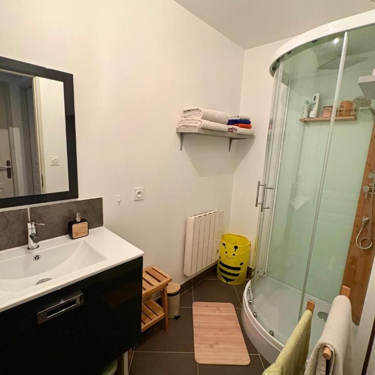Maison avec piscine à proximité de la cité - Villa - 13