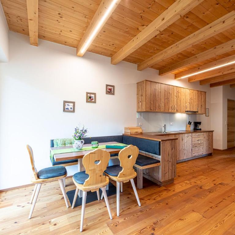 Kreuzplonhof Apt Dorfblick - Two-Bedroom Deluxe Apartment with Garden View - 1