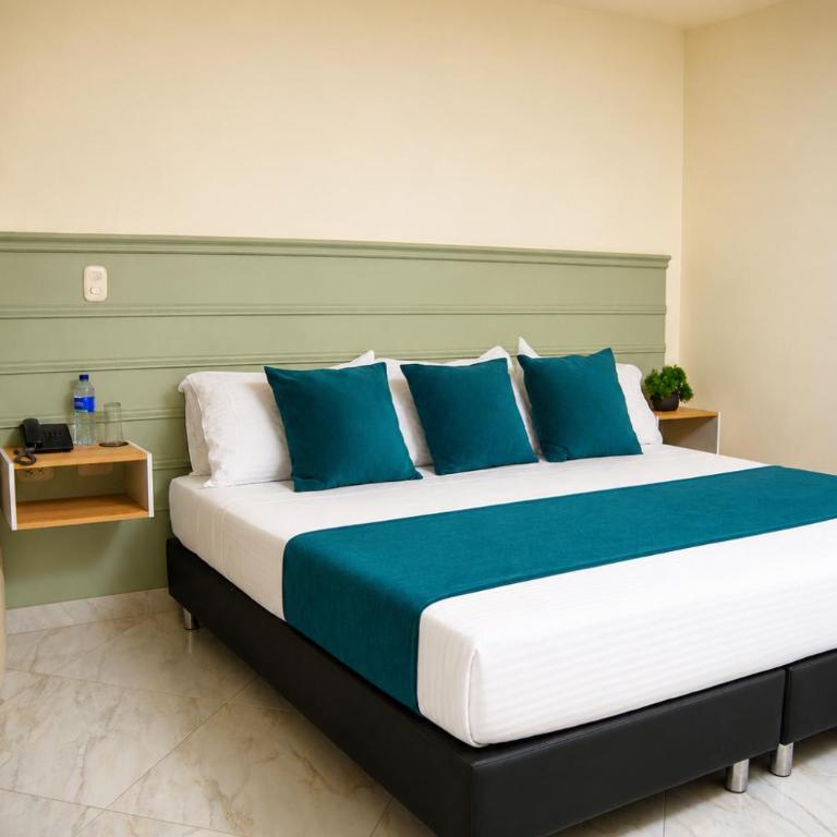 Hotel Campestre Santa Catalina - Suite con cama grande y balcón - 3