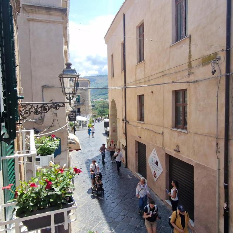 Dimora Italo - Camera Matrimoniale con Balcone - 2