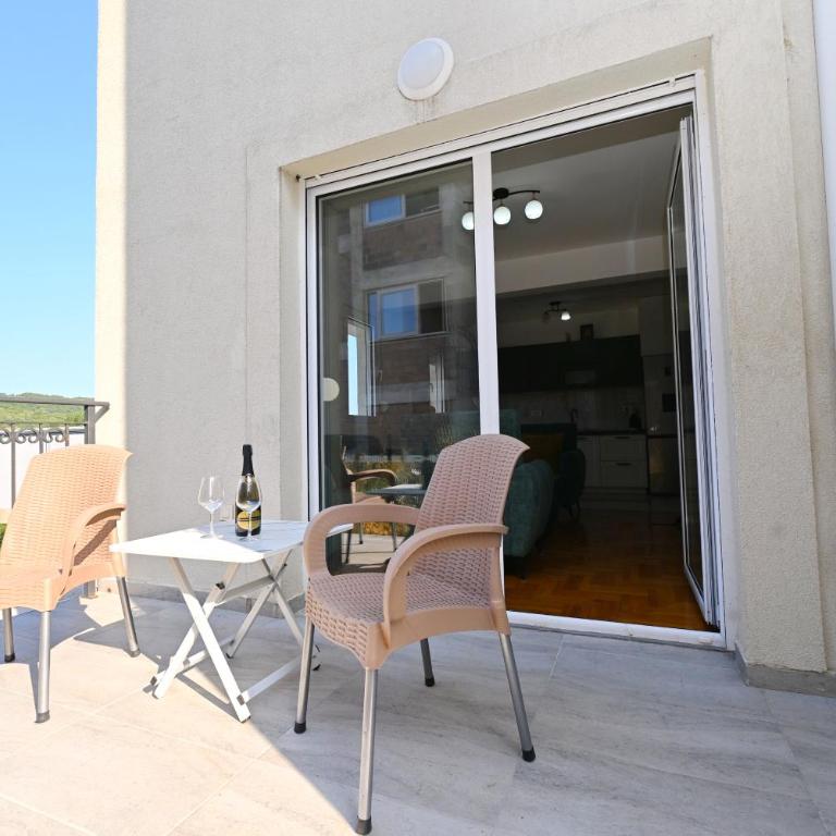 VAB Apartment - Two-Bedroom Apartment with Terrace - 86