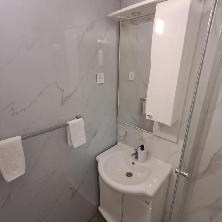 Resort "Maslinjak" - Apartman s 1 Spavaćom Sobom i Pogledom na Bazen - 3