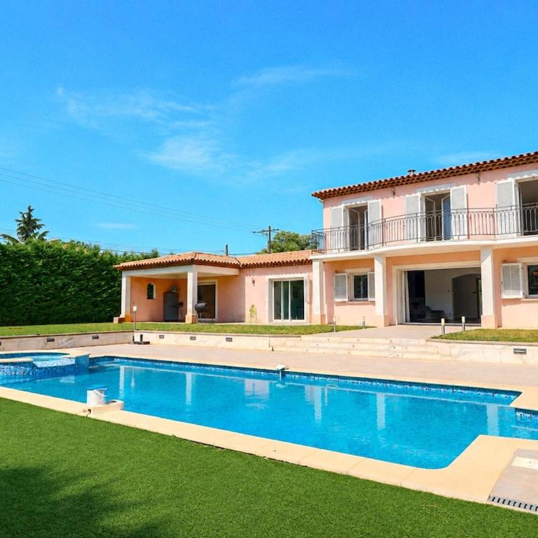 Modern Villa in a Quiet Location - Villa - 3