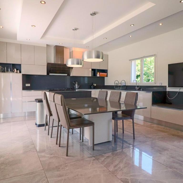 Modern Villa in a Quiet Location - Villa - 4