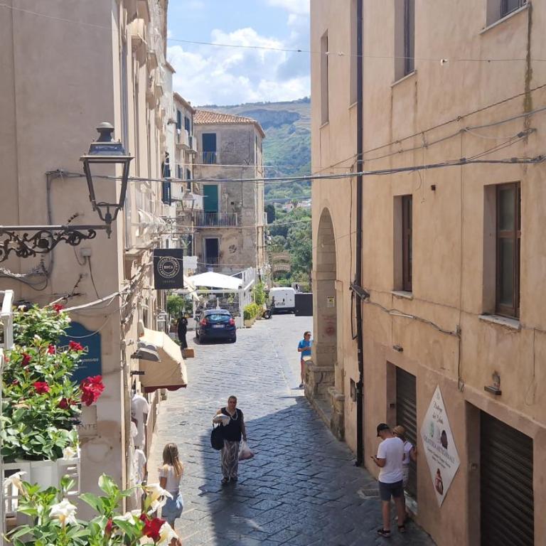Dimora Italo - Camera Matrimoniale con Balcone - 1