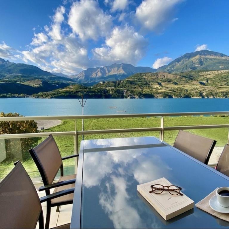La terrasse au bord du Lac, vue panoramique lac et montagnes , 2 ch, linge et ménage inclus - Appartement - 1