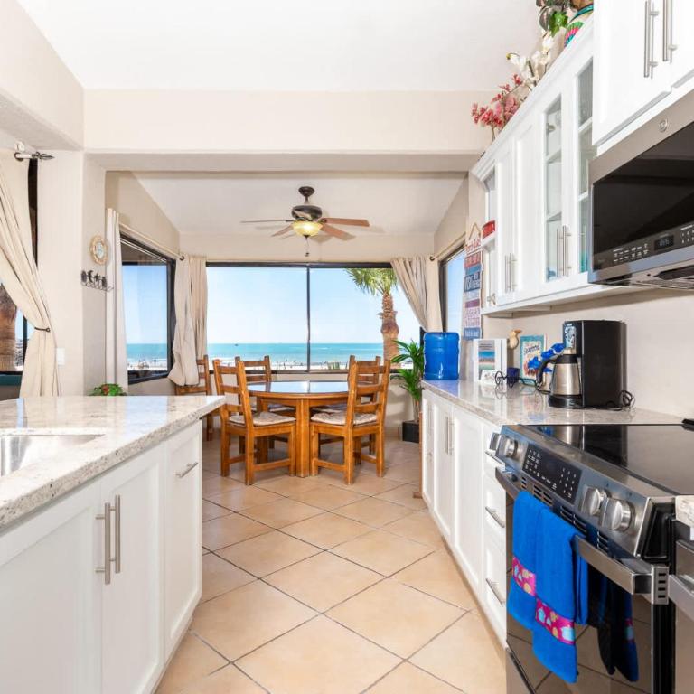 Super Beachfront Condo Ground Level on Sandy Beach - Apartamento - 9