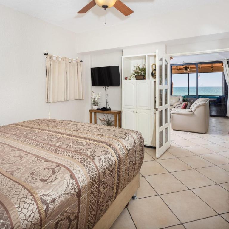 Super Beachfront Condo Ground Level on Sandy Beach - Apartamento - 19