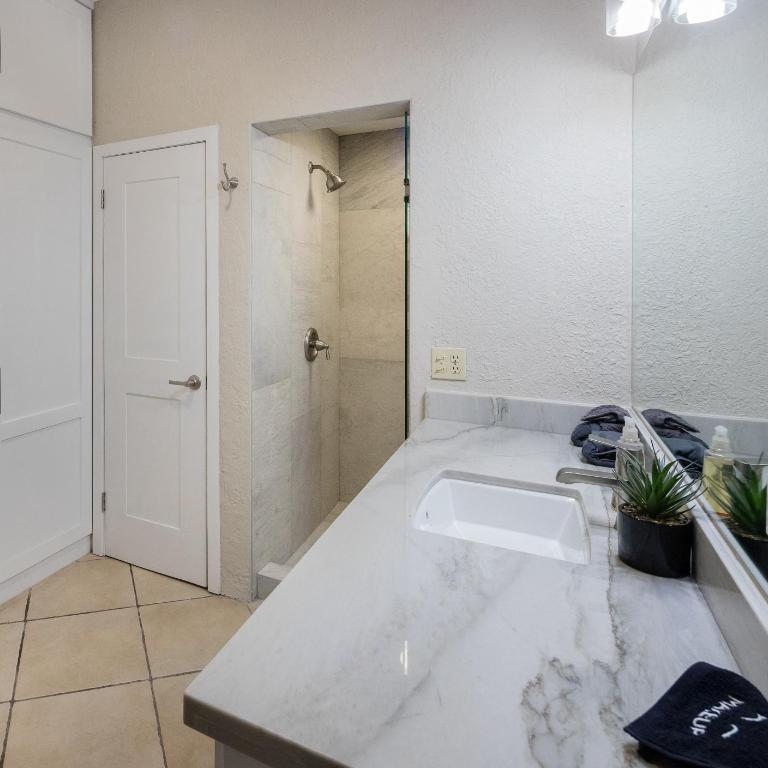 Super Beachfront Condo Ground Level on Sandy Beach - Apartamento - 25