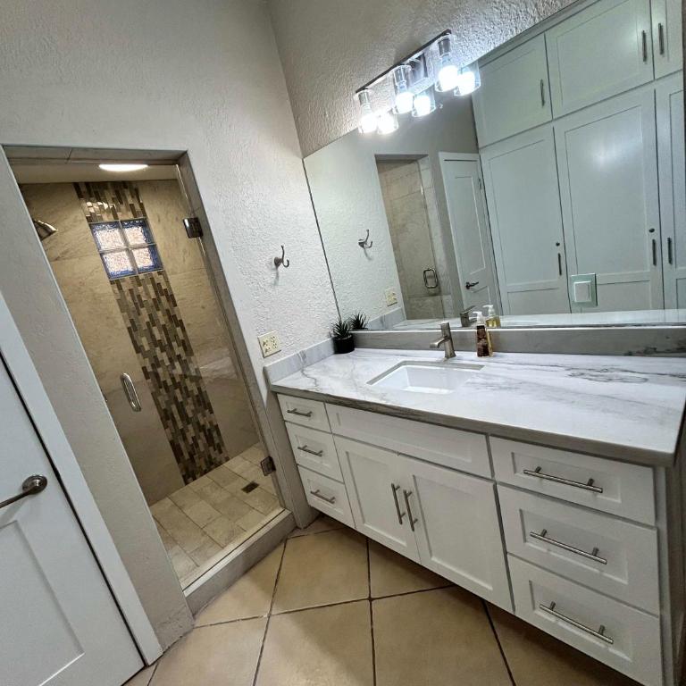 Super Beachfront Condo Ground Level on Sandy Beach - Apartamento - 27