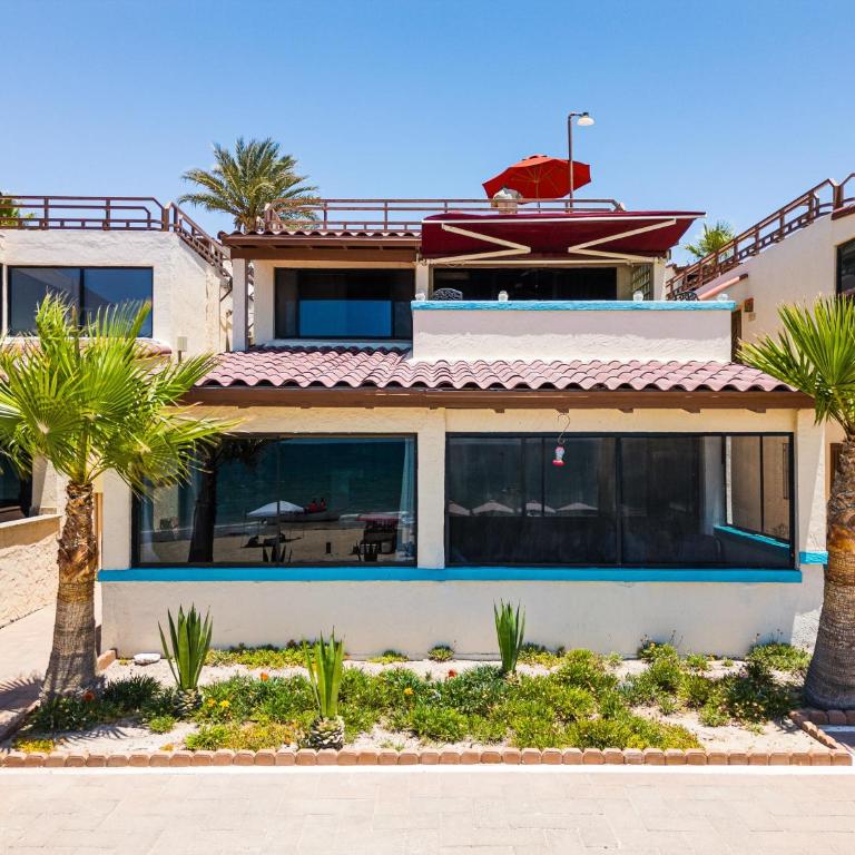 Super Beachfront Condo Ground Level on Sandy Beach - Apartamento - 33